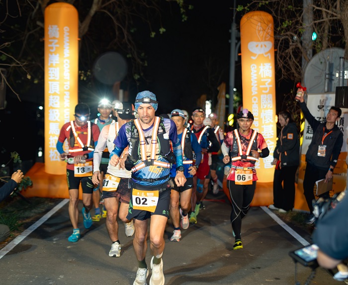 1. 「橘子岸到頂超級馬拉松」於3 7(五)晚間登場，共22位頂尖跑者從台南國立台灣歷史博物館出發，挑戰連跑24小時、總長度177公里的冒險賽道！