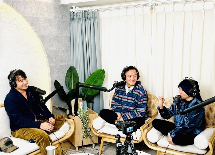 郭彥甫(左)上田定豐主持的節目《田定豐的共時好生活》。（唱戲世界娛樂提供）