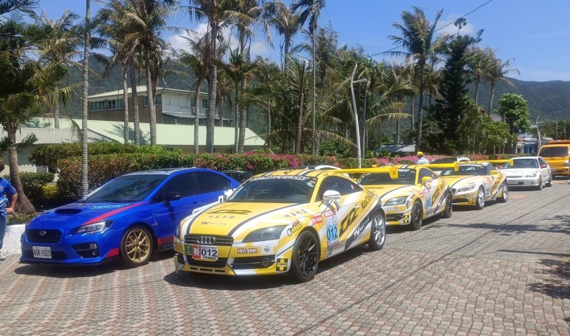 可能是 1 人、汽車和文字的圖像