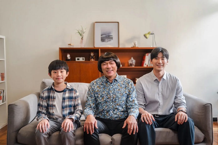 「ai豬哥亮」首支單曲〈阿爸的話〉mv邀請涂善存(右)與《乒乓男孩》童星李星緯(左)合作演出