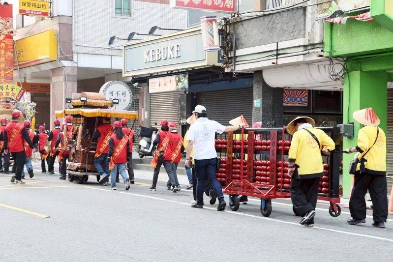 台灣府城隍廟遶境行經台南四大古城門,信眾虔誠隨行,展現宗教文化魅力。