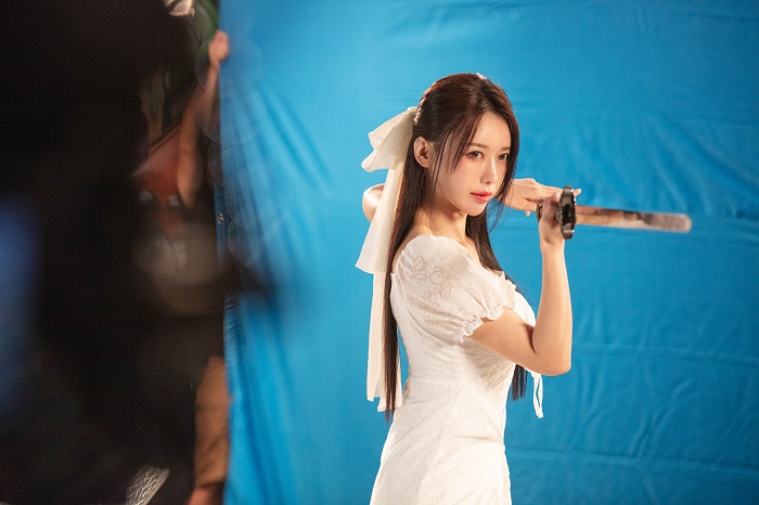 李雅英持劍演出仙氣十足的人氣遊戲角色 陸雪琪。