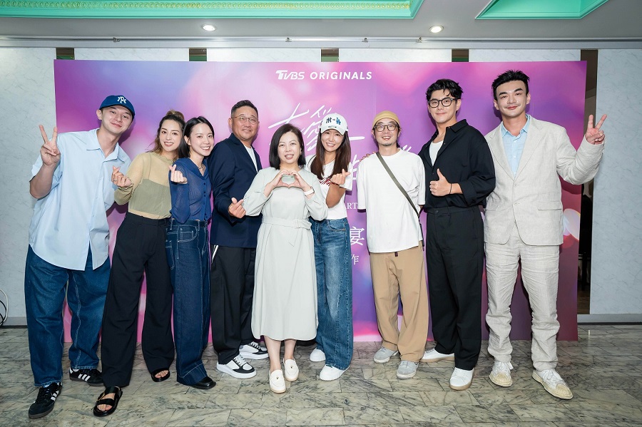 張軒睿(左起)、莫允雯、程予希、tvbs副總經理 郝孝祖、tvbs總經理 劉文硯、製作人林心如、導演許富翔、李程彬、tvbs製作人 戴天易 出席殺青酒。圖/tvbs