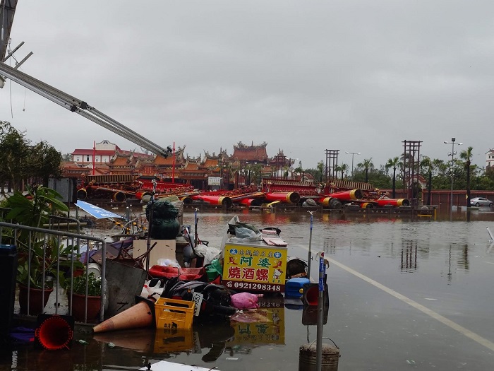▲南鯤鯓代天府牌樓倒塌全毀，廣場水淹小腿肚。（圖/爆料公社）