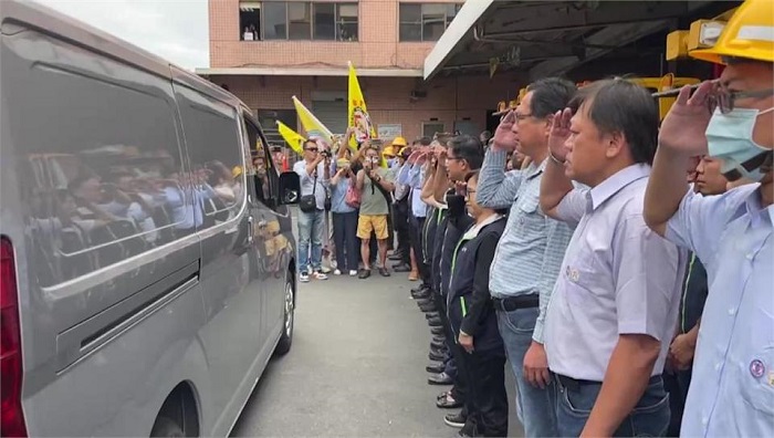 台電全體人員向李元瀚敬禮。圖/台電。