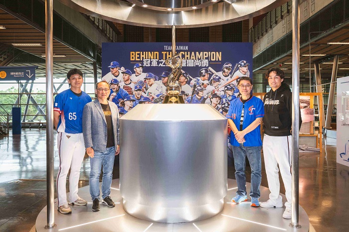 （右起）統一7-ELEVEn獅隊球員潘傑楷、國立臺灣歷史博物館長張隆志、統一7-ELEVEn獅隊總經理蘇泰安、統一7-ELEVEn獅隊球員陳重羽。圖片來源：國立臺灣歷史博物館提供