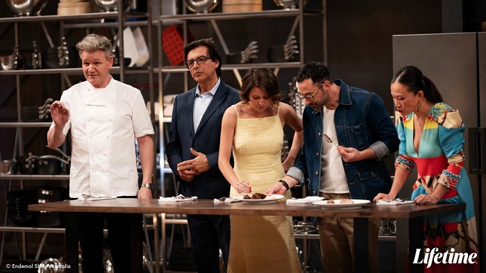 戈登拉姆齊（左起）與尚恩克里斯多夫諾韋利、索菲亞列文、安迪艾倫和楊寶玲擔任評審。（圖／杰德影音提供）