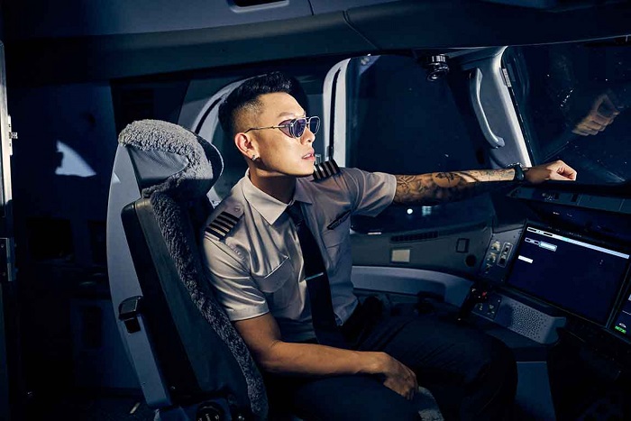 瘦子在mv中化身機長一身制服搭配墨鏡帥氣登場