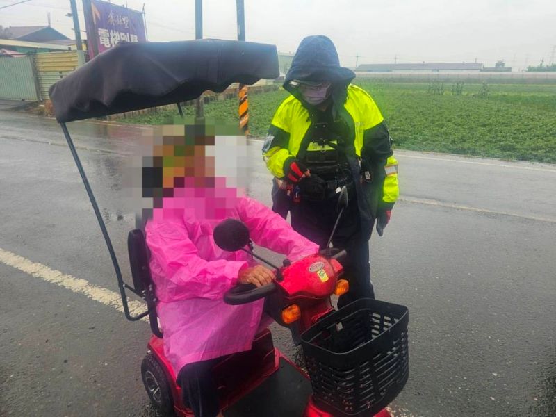 東港警推「屏安同行」護琉球鄉長者交通安全暨東港警訊