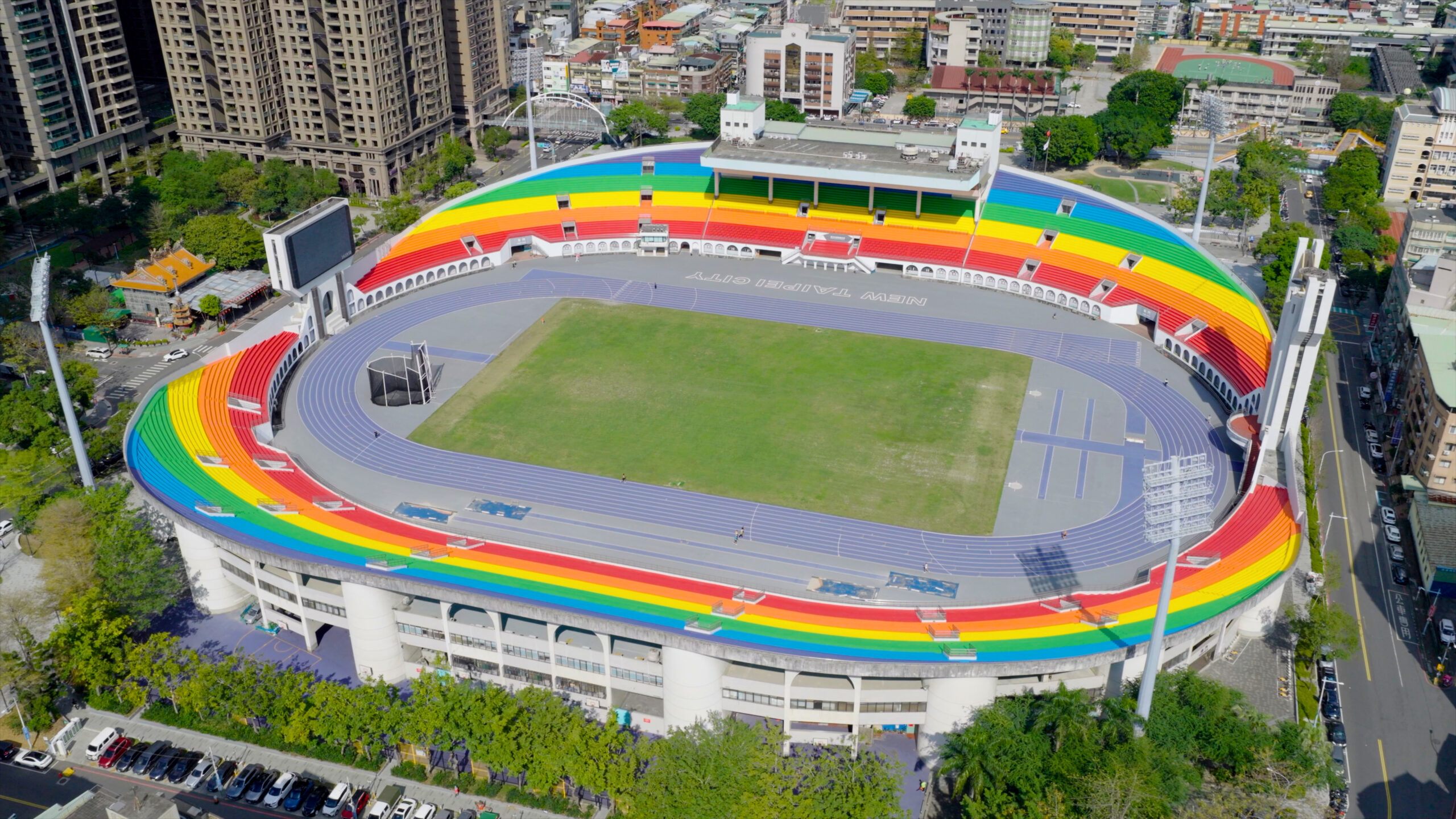 板橋地標「彩虹看臺」夢幻開箱！紫色跑道配 6 色看臺     侯友宜鳴槍力挺運動平權