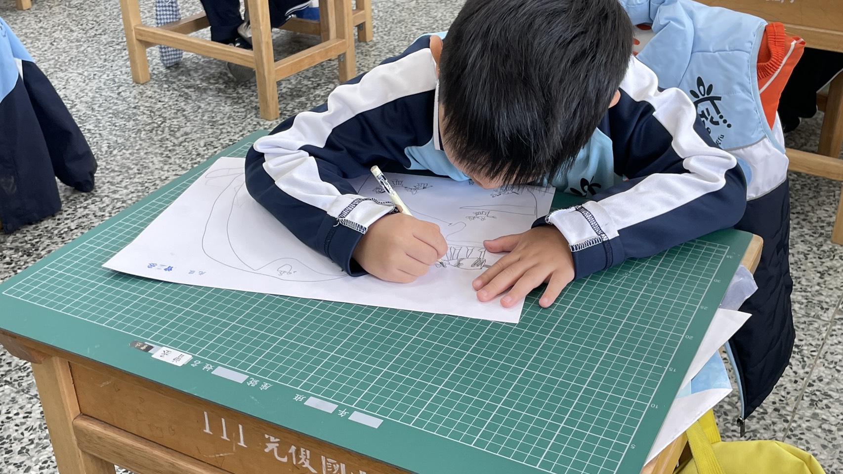 花蓮太平洋燈會「騎」蹟躍上燈飾   學童與民眾共筆畫馬