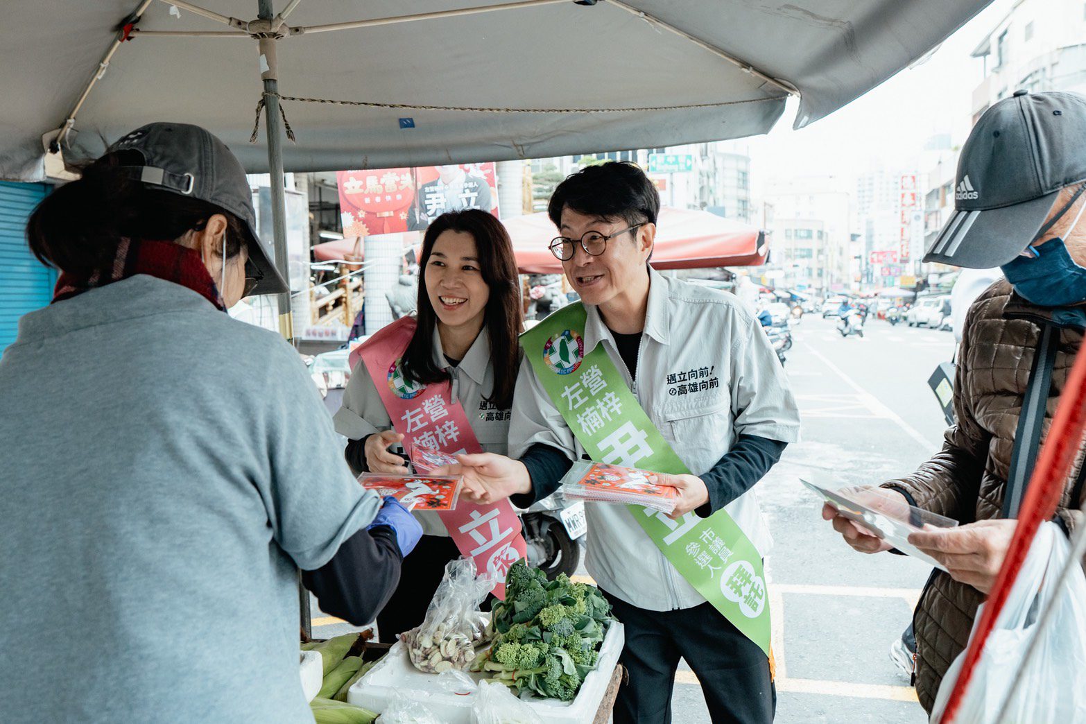 尹立偕藝術家妻「萬歲少女」連跑三站　  以設計斗方向市民拜早年