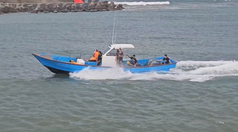 海象惡劣漁船翻覆　海巡漁友聯手救援