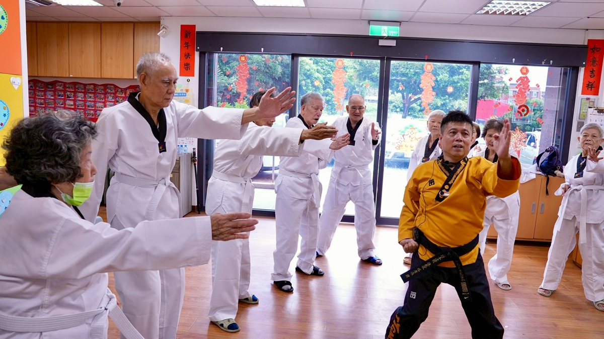 95歲長輩穿道服出拳　伸港日照樂齡跆拳道活力十足